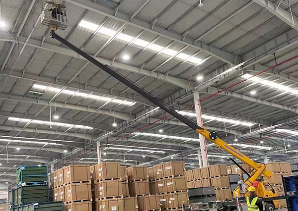 直臂車高空作業案例